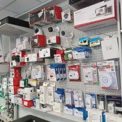W hurtowni elektrycznej elpunkt znajdziesz kamery, czujniki dymu i ruchu, alarmy oraz inne akcesoria do zabezpieczeń.