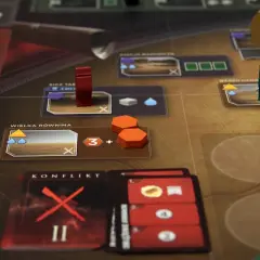 Fragment planszy do gry "Diuna: Imperium". Czerwone i zielone pionki walczą o zasoby na pustynnej mapie.