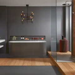 Modernes japanisches Badezimmer mit freistehender Badewanne, Dusche, Waschbecken und Holzakzenten.