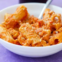 Un piatto di pasta al dente con sugo rosso e parmigiano, un classico dei piatti tipici napoletani.