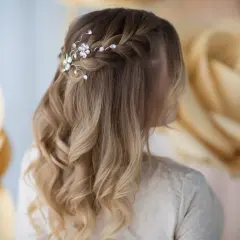 Elegancki kucyk z warkoczem ozdobiony kryształkami, idealny na specjalne okazje.
