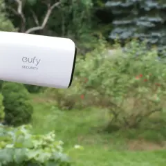 Kamera Eufy Security zamontowana na ścianie zapewnia monitoring działki przez internet mobilny.