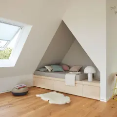 Coole jugendzimmer jungen einrichtungsideen: Dachgeschoss-Nische mit Bett, Stauraum und Dachfenster. Gemütliche Kissen und Schaffell laden zum Entspannen ein.