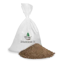 Sack mit Mutterboden und daneben ein Haufen Erde. Informieren Sie sich, was kostet Mutterboden für Ihr Gartenprojekt.