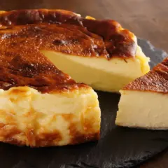 Pyszny, lekko przypieczony sernik. Nawet jeśli sernik kcal kusi, warto spróbować tego pysznego deseru.