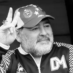 Diego Maradona, w czapce z gwiazdami, pokazuje znak pokoju. Ile lat ma Maradona? Tego nie wiemy, ale jego charyzma jest wieczna.