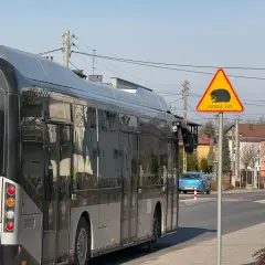 Znaki drogowe na osiedlu: Uniknij kary, postaw je legalnie!