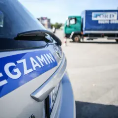 Samochód z napisem "EGZAMIN" na tylnej klapie. Czy głuchoniemy może mieć prawo jazdy? Tak, po zdaniu egzaminu.