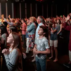 Menschen beten und singen in der Bethel Church. Eine Warnung vor übermäßiger Begeisterung könnte hier angebracht sein.