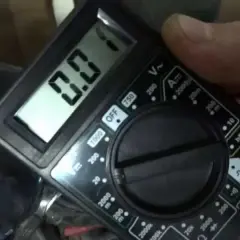 Regulator napięcia: objawy awarii i diagnoza multimetrem (14,4V)