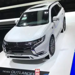 Biały Mitsubishi Outlander PHEV na wystawie. Poznaj dane techniczne tego SUV-a.