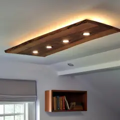 Un elegante plafón led madera ilumina la estancia, con focos integrados y luz indirecta que crea un ambiente cálido.