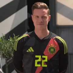 Marc-André ter Stegen w czarnej koszulce z numerem 22 i godłem Niemiec, gotowy do gry.