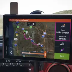 Nawigacja Garmin pokazuje trasę z Portland do Salt Lake City, 596 mil, 14h 19min. Idealna darmowa nawigacja dla ciężarówek.