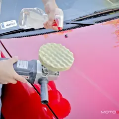 Domowym sposobem na lśniący lakier: polerka, gąbka i płyn w sprayu.