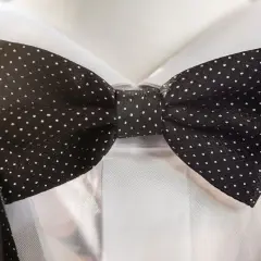 Czarna mucha w groszki, idealna do granatowego garnituru. Elegancki dodatek na specjalne okazje.