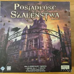 Okładka gry planszowej "Posiadłość Szaleństwa" z mroczną posiadłością i wronami. Scenariusze tej gry przeniosą Cię w świat tajemnic i grozy.