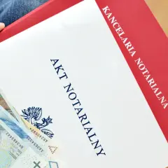 Akt notarialny i polskie banknoty. Dokument z kancelarii notarialnej, być może dotyczy umowy depozytu.