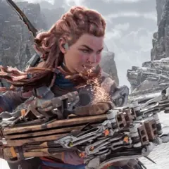 Aloy z Horizon Forbidden West z najlepszą bronią, gotowa do walki w śnieżnym krajobrazie.