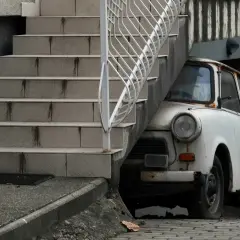Biały Trabant pod schodami. Rejestracja na zabytek plusy i minusy – czy warto?