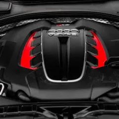 Potężny silnik V8 TFSI z czerwonymi akcentami, serce sportowego Audi.
