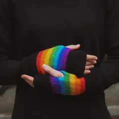 Tęczowe mitenki dodają koloru czarnemu swetrowi.