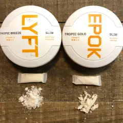 Två dosor snus, LYFT och EPOK, med tillhörande portionspåsar och lössnus. LYFT hette tidigare EPOK.
