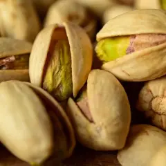 Nahaufnahme von Pistazien. Ist die Pistazie eine Nuss? Ja, sie ist eine köstliche Frucht, die oft als Nuss gegessen wird.