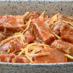 Mięso w marynacie z cebulą, gotowe do pieczenia. To niesamowicie pyszny i szybki przepis na mięso w piekarniku.