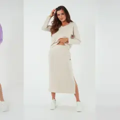 Trzy kobiety prezentują, jak nosić długie spódnice w pastelowych kolorach: liliowym, beżowym i błękitnym. Stylowe zestawy z bluzami i sneakersami.