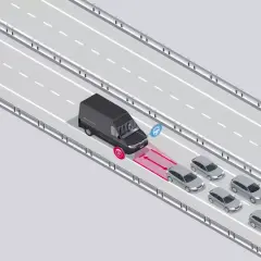 Ciężarówka z asystentem pasa ruchu utrzymuje bezpieczną odległość od poprzedzającego samochodu, pokazując działanie systemu.