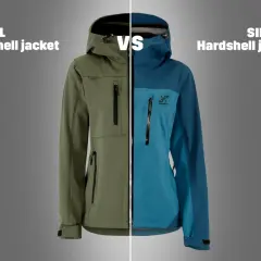 Zielona kurtka softshell i niebieska kurtka hardshell, porównanie odzieży wierzchniej.