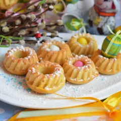Puszyste muffinki z jajeczkami i cukrem pudrem, idealne na Wielkanoc. Ten przepis na wilgotne i puszyste muffinki zachwyci każdego!