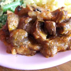 Karkówka z pieczarkami w sosie, podana z zieloną fasolką i purée. Pyszny obiad!