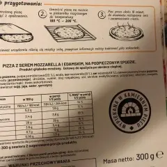 Jak piec pizzę w piekarniku: wyjmij z opakowania, umieść na ruszcie w 180-200°C, piecz 10 min.
