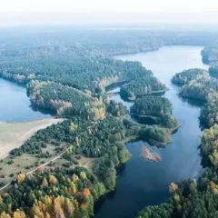 Malowniczy krajobraz z lotu ptaka: jeziora, lasy i pola. Tleń atrakcje przyrodnicze zachwycają jesiennymi barwami.
