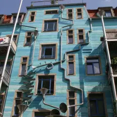 Ein Haus in Dresden mit einer faszinierenden Fassade, die wie eine musikalische Skulptur wirkt. Ein echter Geheimtipp für Kunstliebhaber!