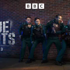 Poliser i mörkgröna uniformer, med texten "BLUE LIGHTS SERIES 3" och BBC-logotypen. Blåa ljus lyser upp scenen.