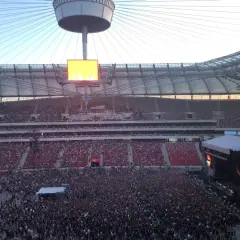 Tłum ludzi na koncercie na Stadionie Narodowym. Widok z góry na scenę i trybuny. Może to jedne z najgorszych miejsc na stadionie narodowym, bo daleko od sceny.