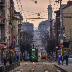 Tramwaje przemierzają ulice stolicy Bułgarii. W tle widać wieżę telewizyjną.