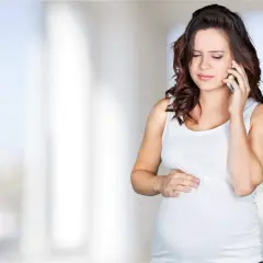 Gravid kvinna med sammandragningar ringer sin läkare.