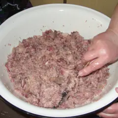 Mieszanie mięsa do przygotowania salcesonu włoskiego. Przepis na domowy przysmak.