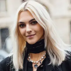 Platynowy blond komu pasuje? Ta młoda kobieta z jasnymi włosami i wyrazistymi rysami twarzy wygląda zjawiskowo w tej fryzurze.