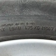 Oznaczenie opon: maksymalne ciśnienie 350 kPa (51 PSI), maksymalne obciążenie 475 kg (1047 funtów).