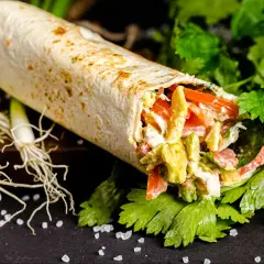 Placek tortilla: Z czym jeść? 30+ pomysłów na farsz i sosy!