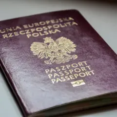 Polski paszport z godłem orła i napisem "PASZPORT".