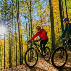 Para rowerzystów cieszy jesienne słońce na trasach rowerowych w Mikołajkach.