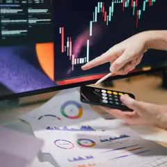 Analiza wykresów na ekranie i kalkulator w dłoni to klucz do zrozumienia, jak zacząć zarabiać na kryptowalutach.
