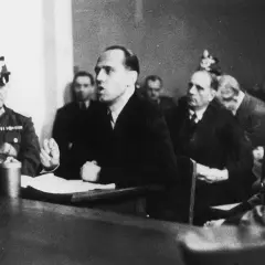 Helmuth James Graf von Moltke spricht in einem Gerichtssaal. Militärangehörige sitzen im Hintergrund.