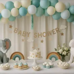 Un allestimento fai da te per baby shower con palloncini pastello, un elefante e un coniglio di carta, torta e dolcetti.